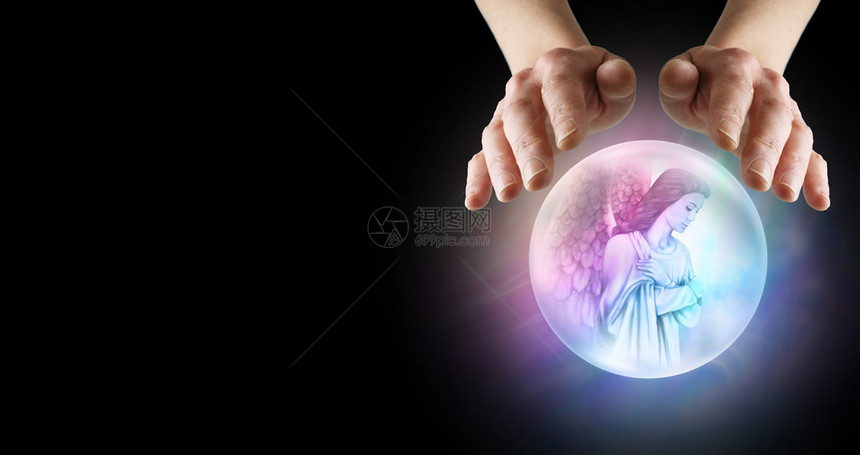 一对手在水晶球上悬浮的双手向Angel展示图片