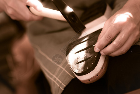 鞋匠做手工鞋背景图片