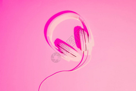 粉红背景上的耳机背景图片