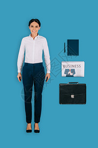 以蓝背景孤立的公文包教科书笔和报纸女商人图片