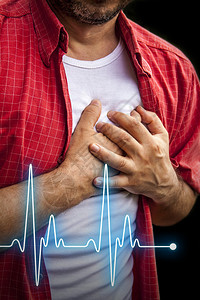 穿红衬衫的男人胸口疼痛心脏病图片