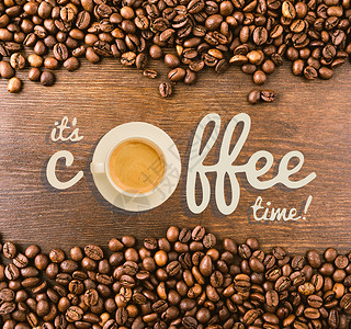 享受慢时光在木质背景上用一杯新鲜的热咖啡和咖啡豆题词设计图片