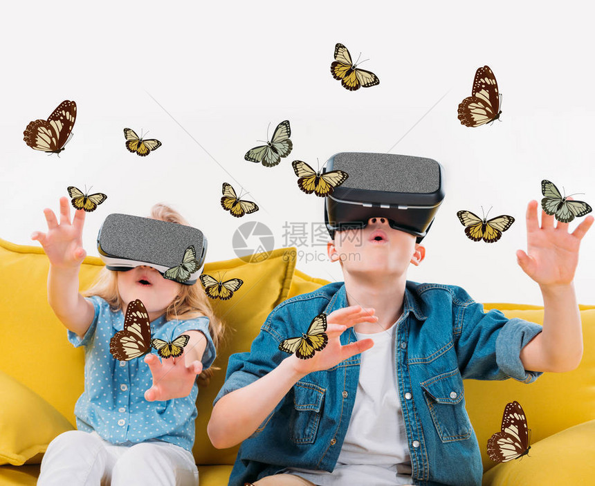使用虚拟现实头戴耳机和看蝴蝶图片