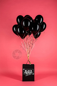 光亮的黑色气球和购物袋图片