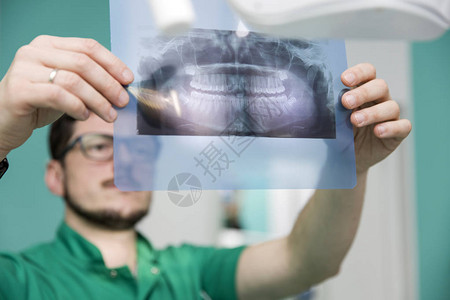 牙医分析牙齿的x射线背景图片