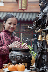供香的妇女寺庙北京图片