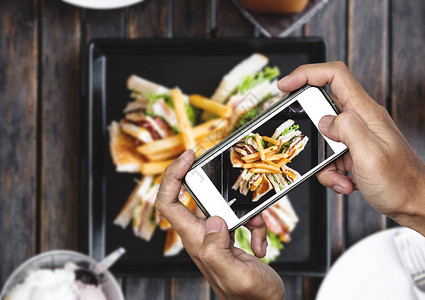 用智能电话拍摄食物摄影图片