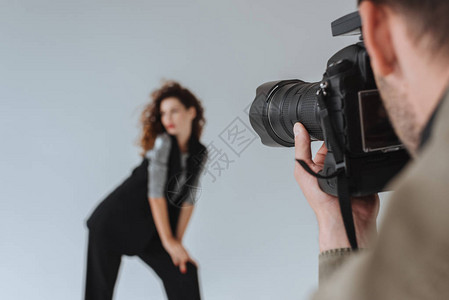 专业摄影师和图片制室美时装摄影机的背景图片