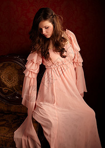 一个穿粉红旧裙子的漂亮女人图片