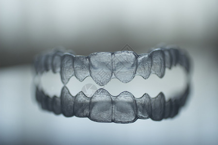隐形的可视塑料牙齿括号牙套背景图片