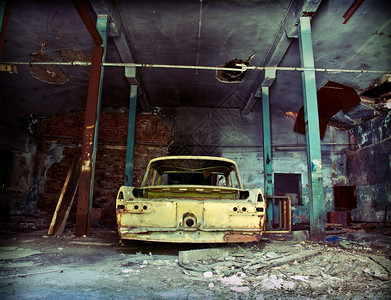 旧车毁坏的车库内部图片