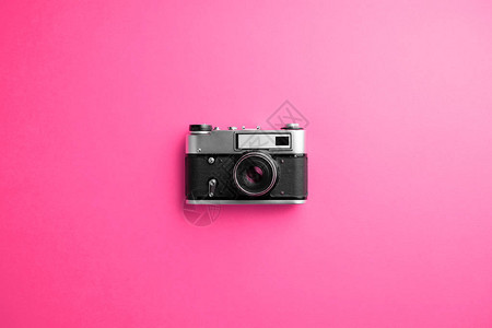 粉红色背景的老式相机图片