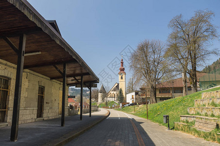 Adria自行车道经教堂和意大利Tarvisio老火车站通过图片