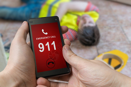 在智能手机上拨打紧急电话的人911号图片