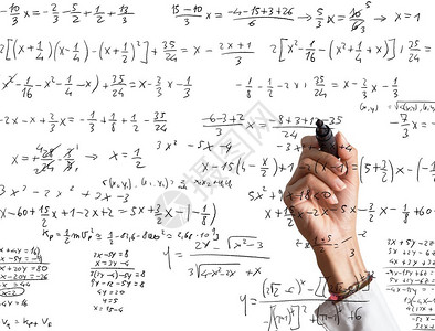 女人解释和解决数学计算图片