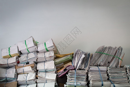 文件架上堆放的商业报告文件图片
