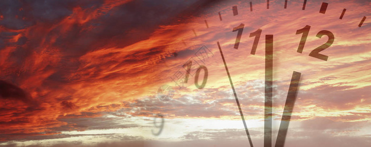 明亮的天空中时钟背景图片
