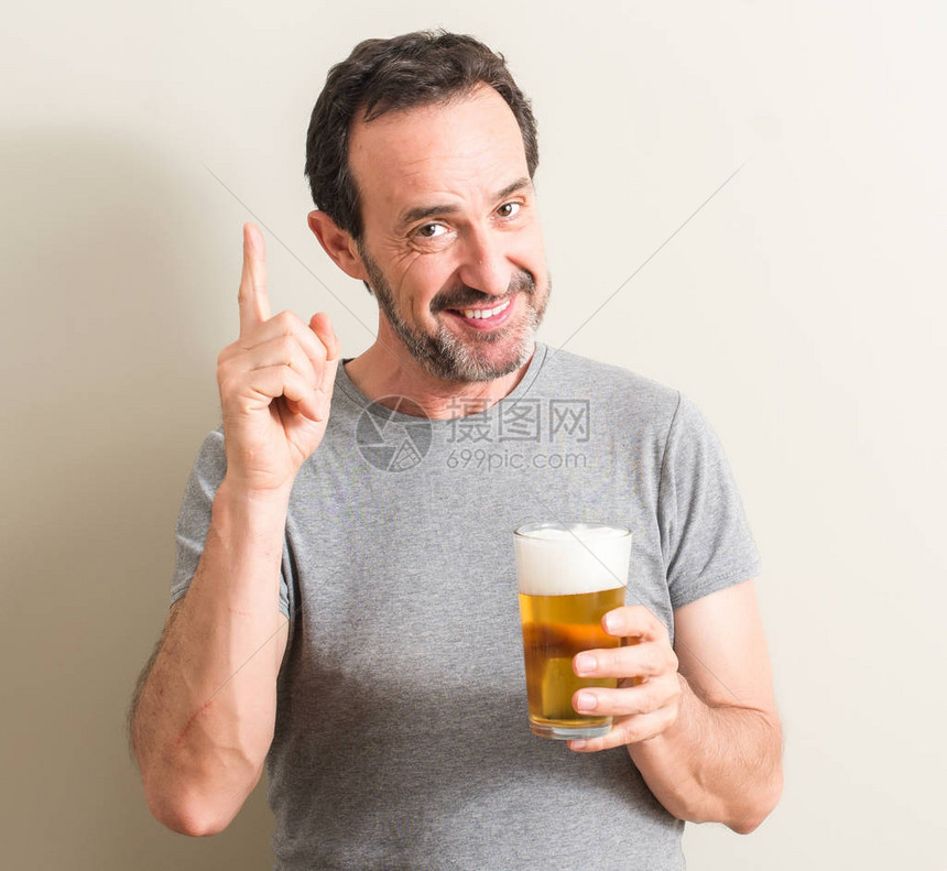 老人喝酒啤酒图片
