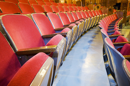 剧院里的一排空座位图片
