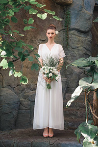 穿着白色婚纱和结婚花束装扮有背景图片