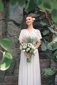 拿着结婚花束的新娘背景图片