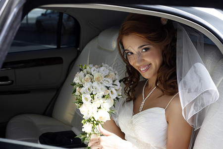 汽车中美丽的新娘背景图片