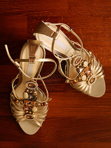 用珠子装饰的漂亮婚鞋图片