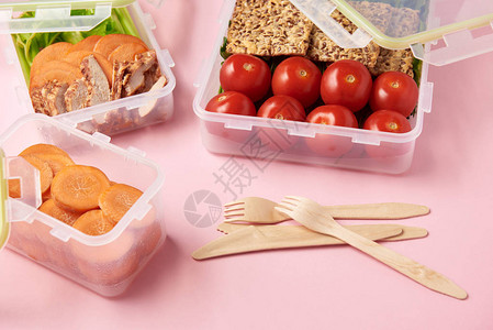 近距离观看食物包装在食品容器中的健康食品和粉图片
