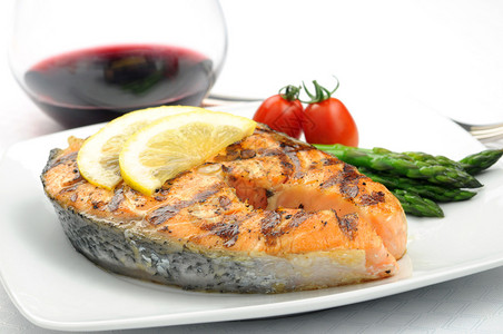 新鲜的烤鲑鱼排和五颜六色的蔬菜背景图片