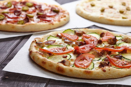 新鲜美味的披萨供用餐图片