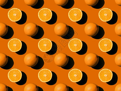 橙子上成熟的新鲜全橙和减半橙子的顶部视图图片