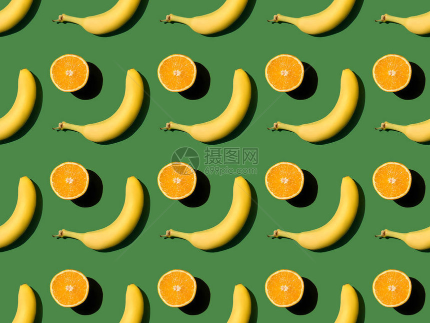 新鲜成熟的香蕉和绿色切片橙子的图案图片