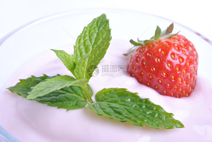 一个有机草莓酸奶和薄荷图片