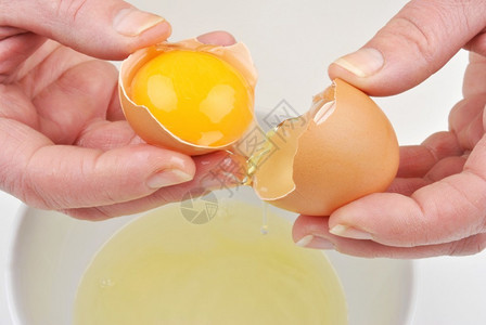 打开一个有机鸡蛋分离蛋黄图片