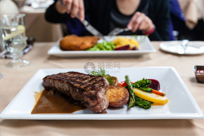 一份美味的牛肉排饭图片