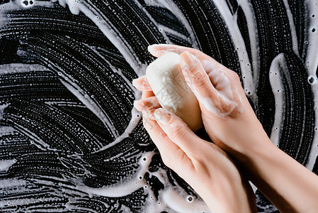 女人用肥皂洗手的剪影图片