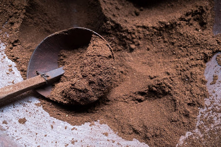 咖啡制作过程咖啡豆粉和勺子图片