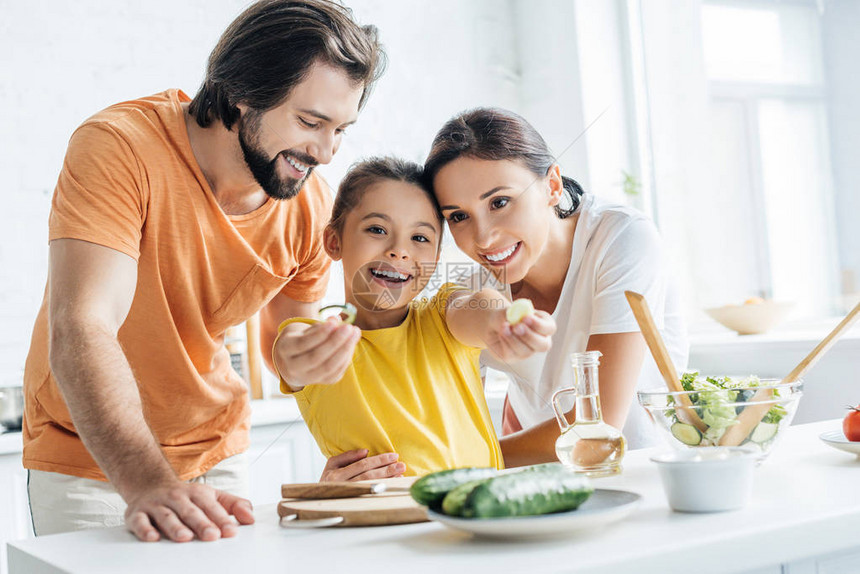 美丽的年轻家庭一起做饭在厨图片