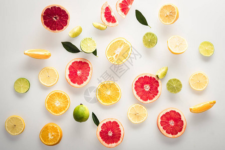 切片柑橘类水果白色隔离图片
