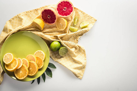 盘子上的柑橘类水果桌布白色隔离图片
