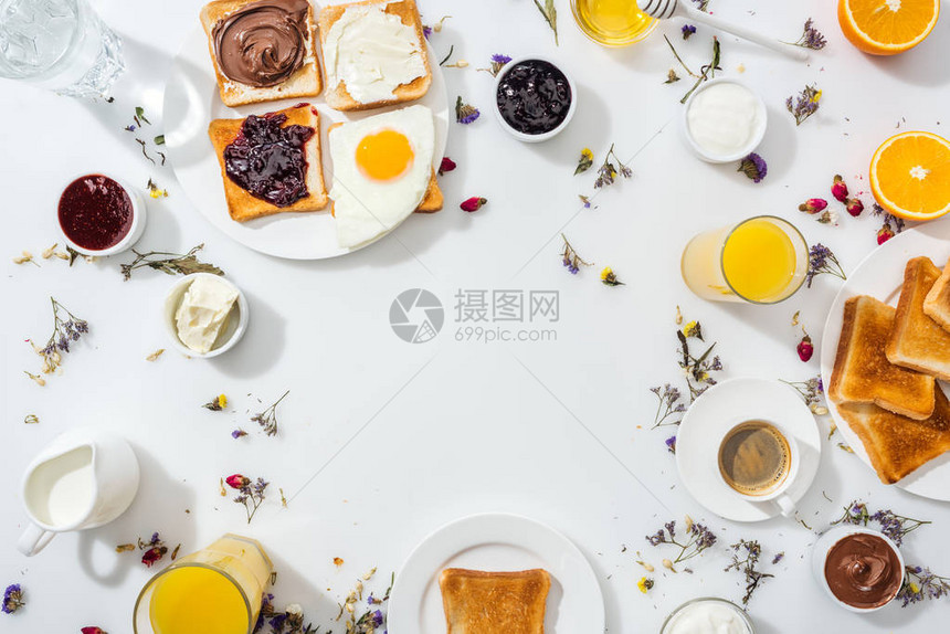 最上方的盘子和美味的早餐靠近图片