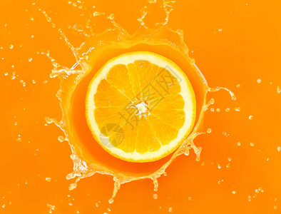 橙色碎片掉落到果汁图片