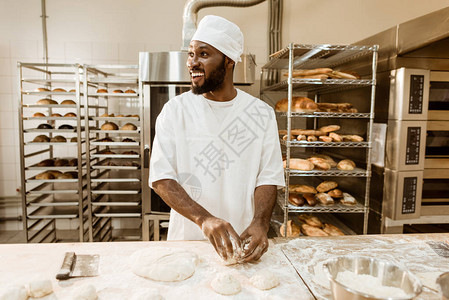 非洲美面包师在烘烤制造时准备做图片