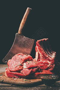 木砧板上的各种生肉和切肉刀图片