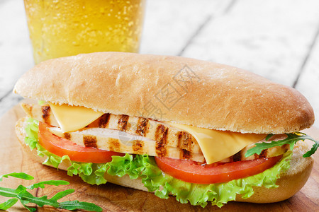 三明治配番茄和奶酪烤鸡图片