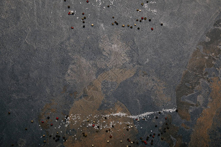 灰色大理石背景上散落的盐和五香粉的顶视图背景图片