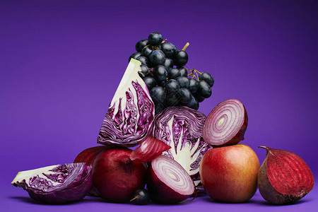 紫色葡萄苹果甜菜根洋葱和切片背景图片
