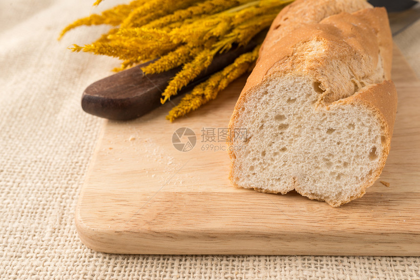 面包板上的法式长棍面包片图片