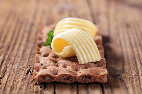 酥脆的面包和新鲜的黄油卷图片