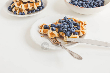 早餐的华夫饼和成熟蓝莓的成分图片